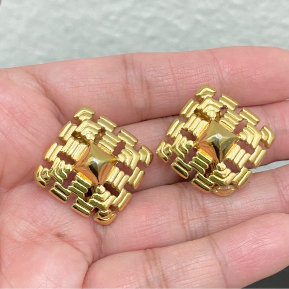 Vintage 70’s MONET Gold-tone Geometric Square Weave Clip Earrings - Picture 7 of 14